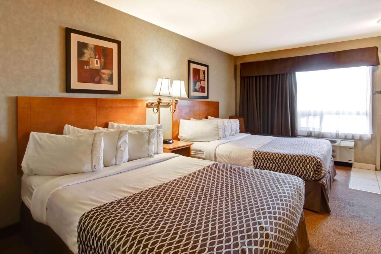 Ramada By Wyndham Ponoka Hotell Exteriör bild
