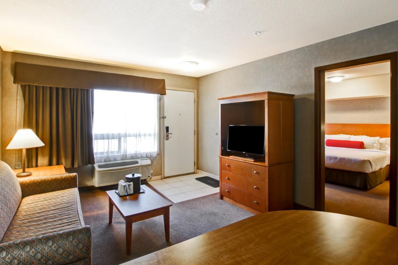 Ramada By Wyndham Ponoka Hotell Exteriör bild