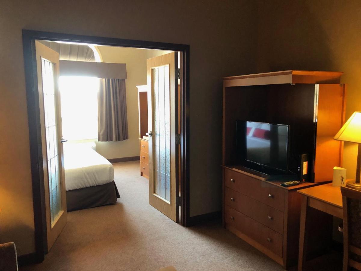 Ramada By Wyndham Ponoka Hotell Exteriör bild