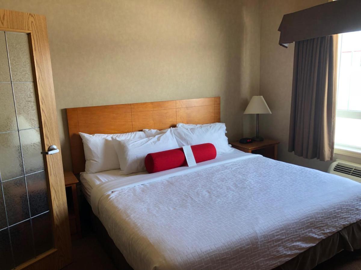 Ramada By Wyndham Ponoka Hotell Exteriör bild