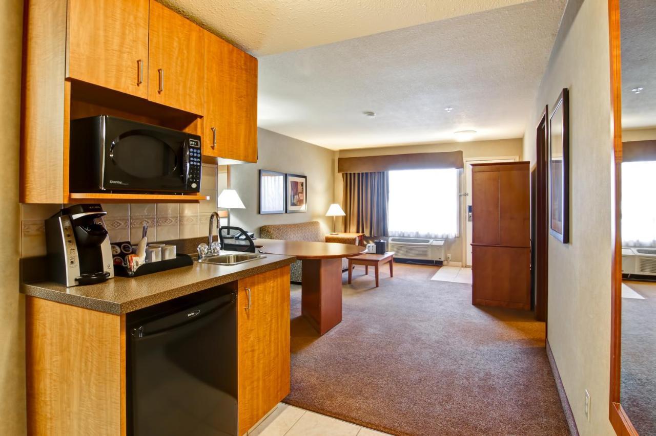 Ramada By Wyndham Ponoka Hotell Exteriör bild