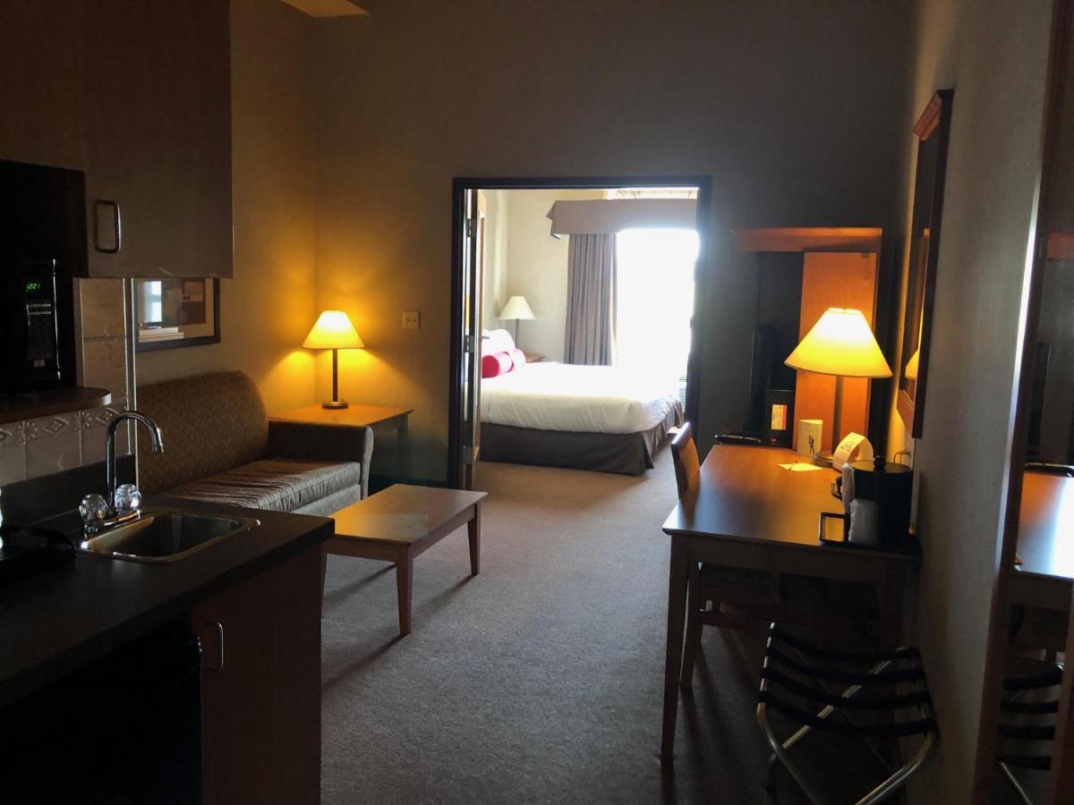 Ramada By Wyndham Ponoka Hotell Exteriör bild