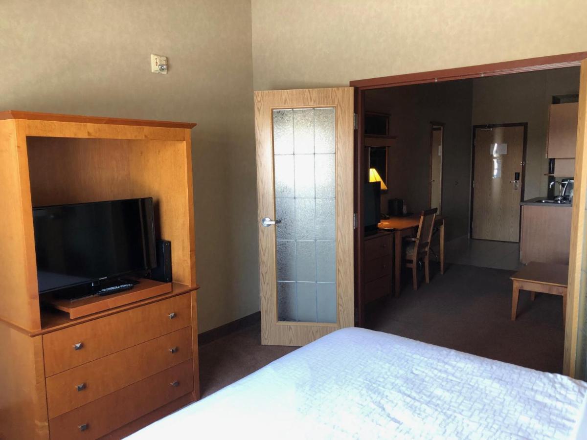 Ramada By Wyndham Ponoka Hotell Exteriör bild