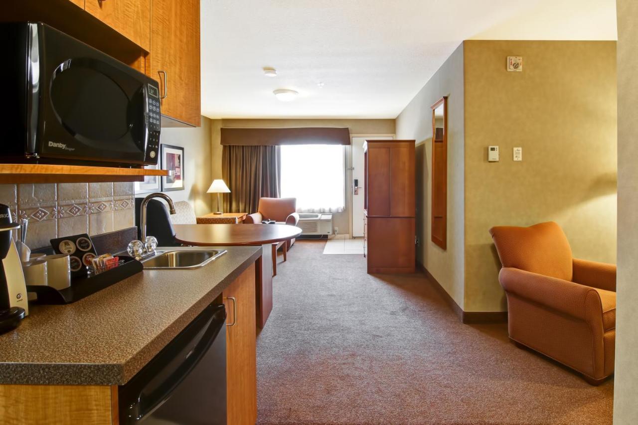Ramada By Wyndham Ponoka Hotell Exteriör bild