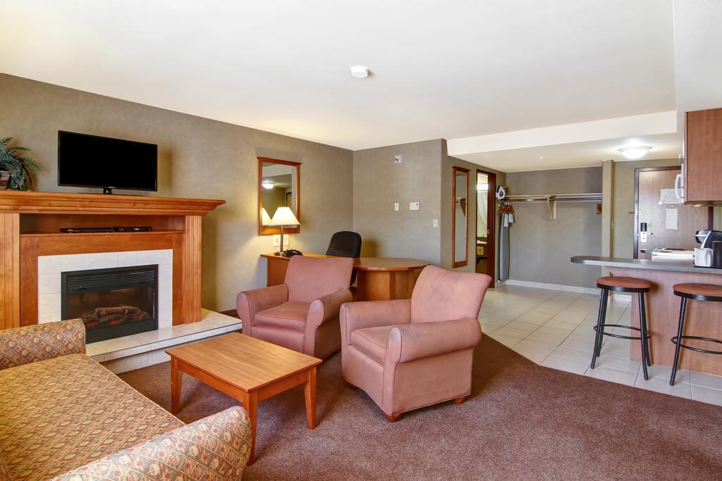 Ramada By Wyndham Ponoka Hotell Exteriör bild