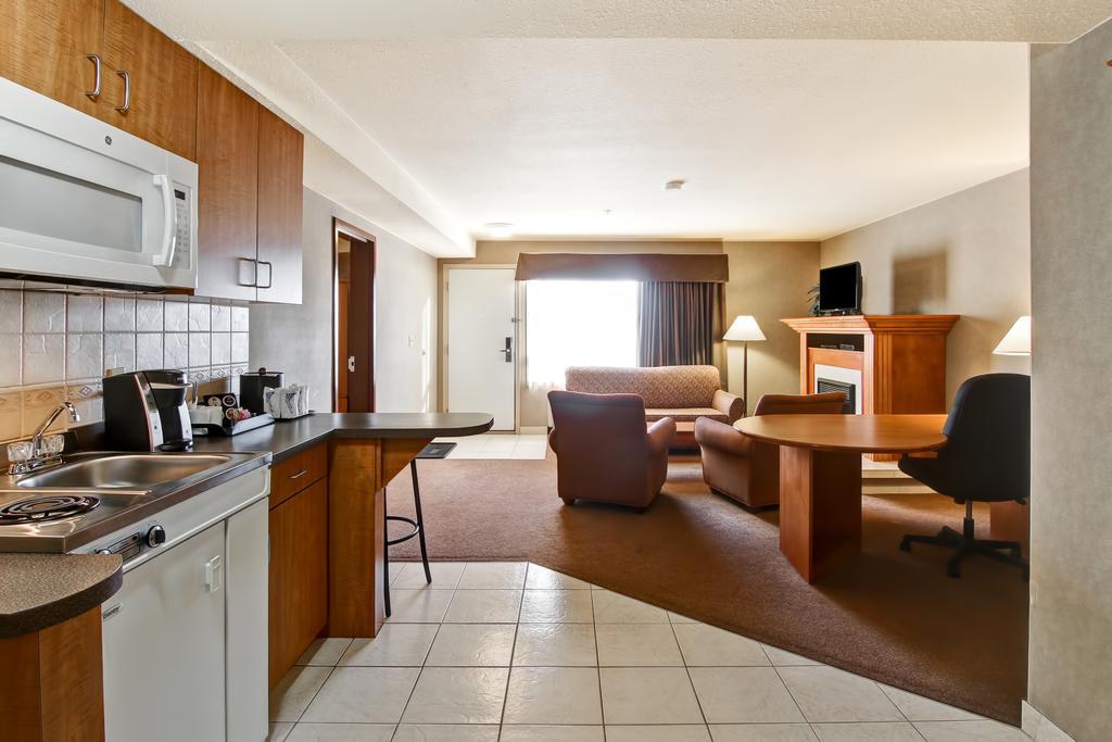 Ramada By Wyndham Ponoka Hotell Exteriör bild
