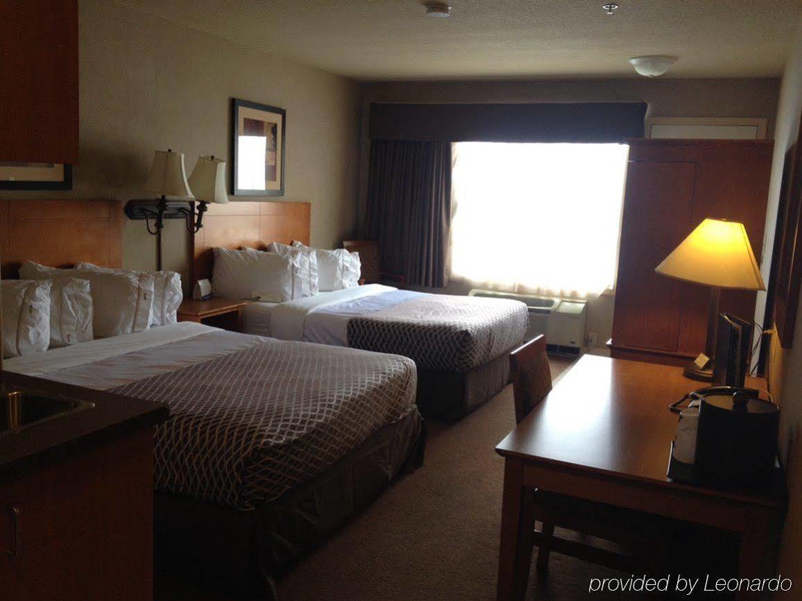 Ramada By Wyndham Ponoka Hotell Exteriör bild