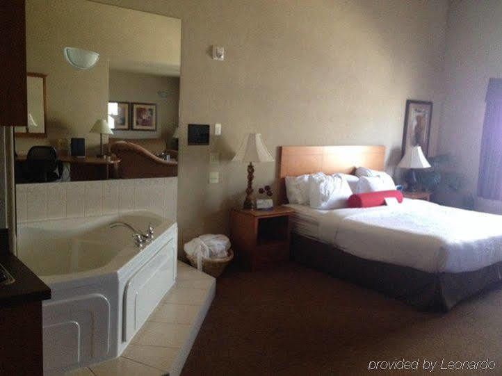 Ramada By Wyndham Ponoka Hotell Exteriör bild