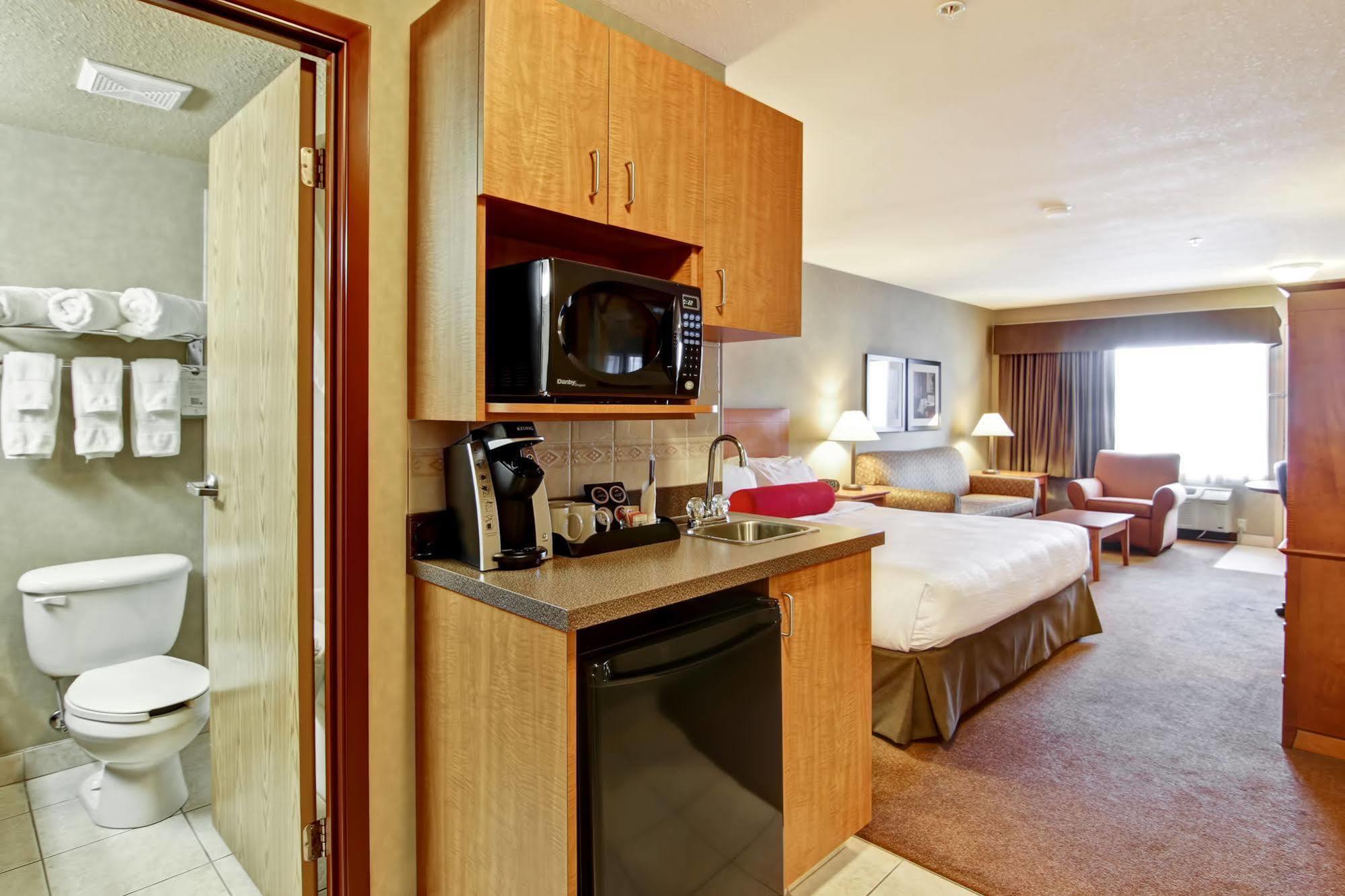 Ramada By Wyndham Ponoka Hotell Exteriör bild
