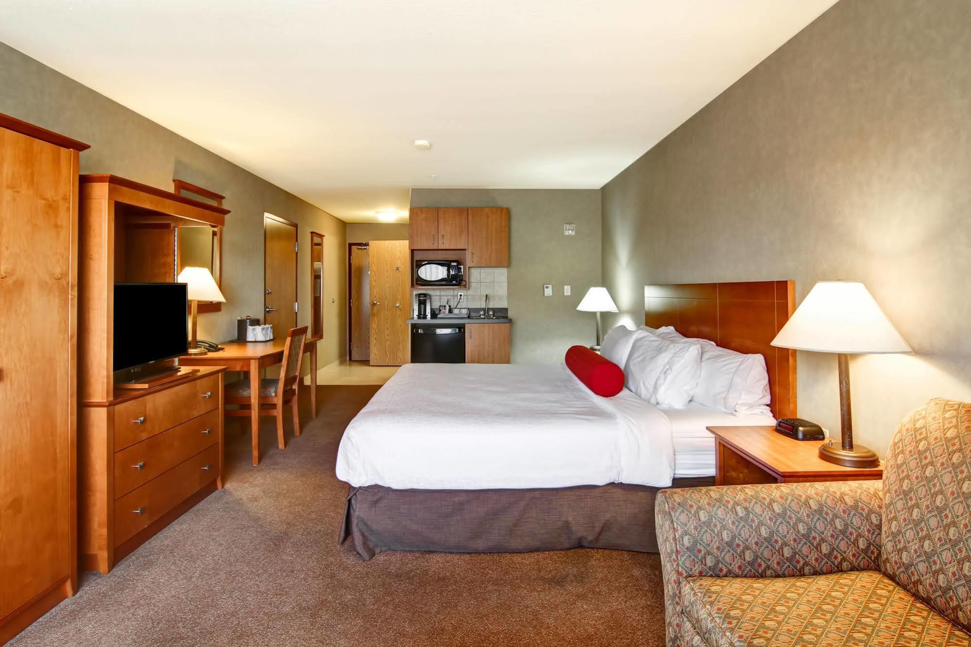 Ramada By Wyndham Ponoka Hotell Exteriör bild
