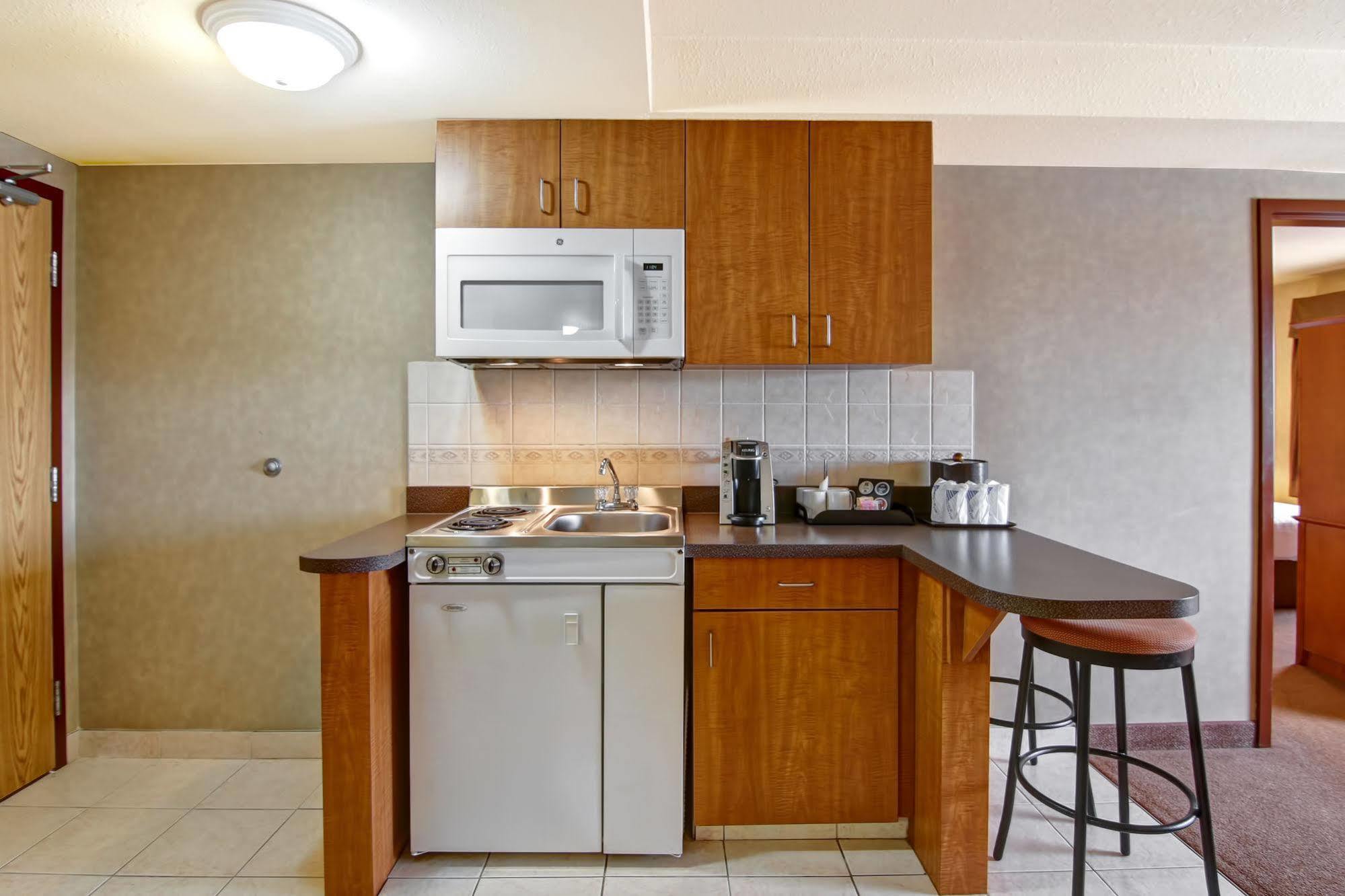 Ramada By Wyndham Ponoka Hotell Exteriör bild