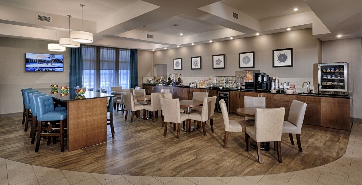 Ramada By Wyndham Ponoka Hotell Exteriör bild